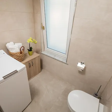 Marina -1st Row To The Sea With Private Parking Appartement Opatija