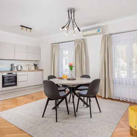 Marina -1st Row To The Sea With Private Parking Opatija