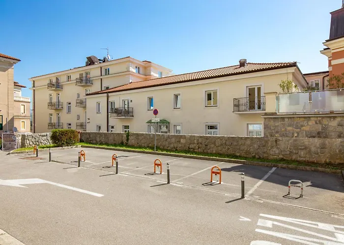 Apartman Marina -1st Row To The Sea With Private Parking Abbázia