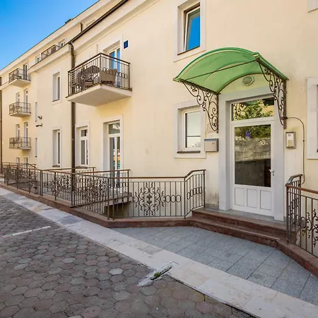 Marina -1st Row To The Sea With Private Parking Apartment