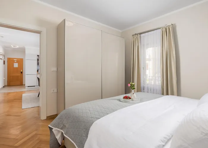 Marina -1st Row To The Sea With Private Parking Apartment